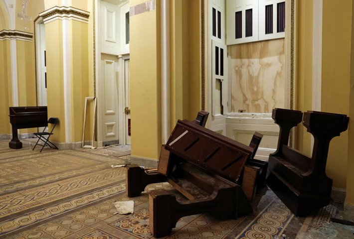 Đồ đạc ngổn ngang bên trong tòa nhà Quốc hội Mỹ.