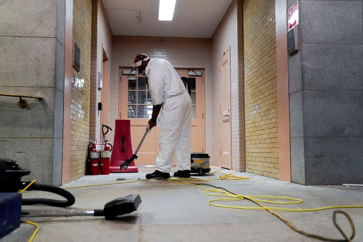 Các nhân viên tòa nhà Quốc hội đã tiến hành thu dọn "bãi chiến trường" bên trong tòa nhà này.