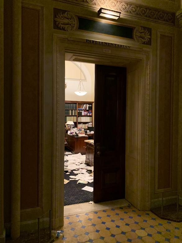 Giấy tờ tài liệu bị vứt xuống sàn nhà.