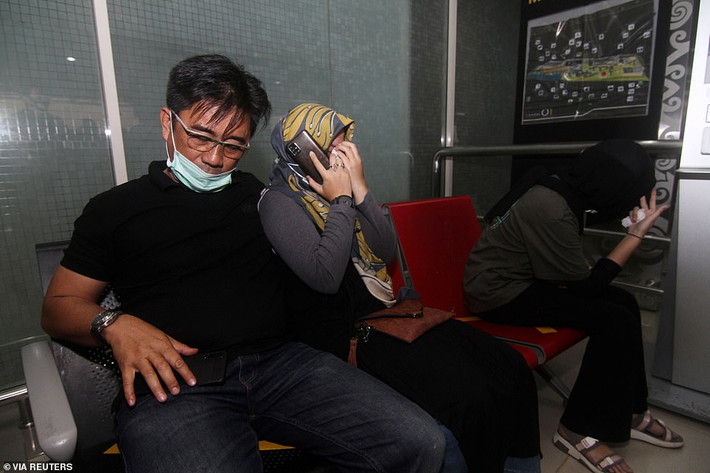 Tối 9/1, nhiều thân nhân của hành khách trên chuyến bay SJ 182 của hãng Sriwijaya Air gặp nạn đã có mặt tại sân bay quốc tế Soekarno Hatta (Jakarta) để chờ tin tức về người thân. Ảnh: Reuters. 