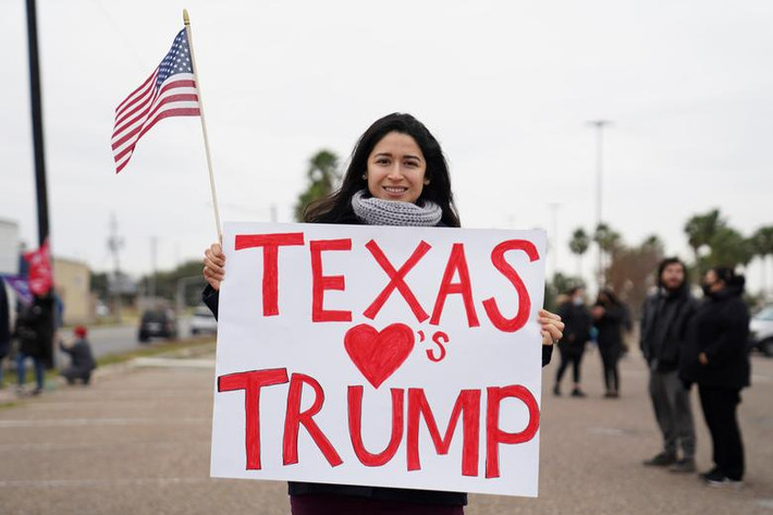 Alyssandra Granado, một người ủng hộ Tổng thống Mỹ Donald Trump, chụp ảnh gần sân bay ở McAllen, Texas, hôm 12/1.