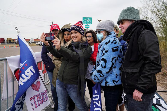 Những người ủng hộ Tổng thống Trump theo dõi bài phát biểu trực tiếp của ông gần thành phố Alamo ở McAllen, bang Texas, ngày 12/1.