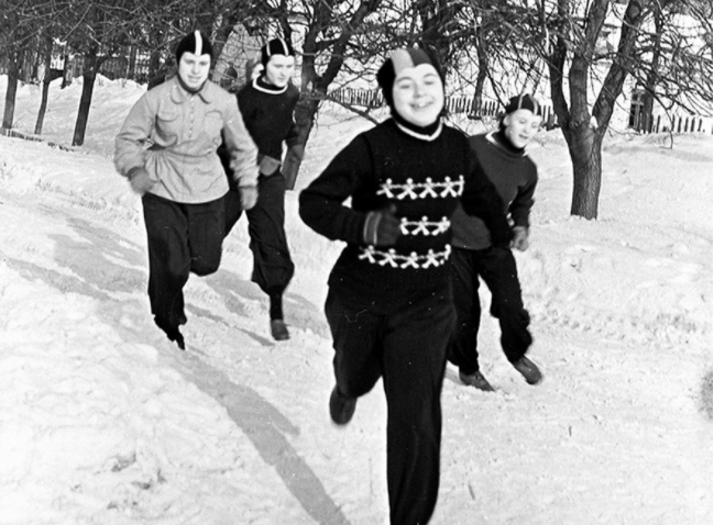 Chạy bộ thể dục. Bức ảnh chụp năm 1955.