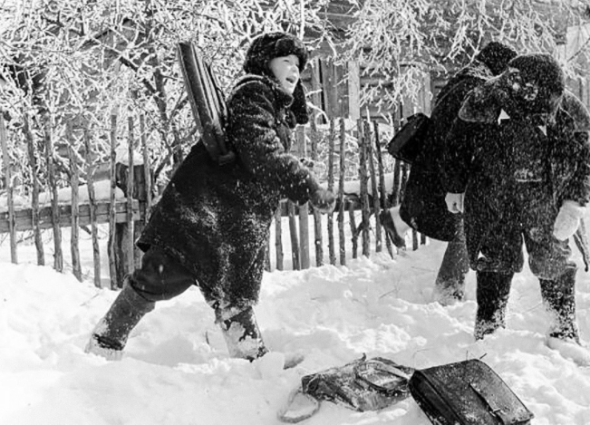 Các em nhỏ chơi ném tuyết vào mùa đông ở Liên Xô năm 1960.