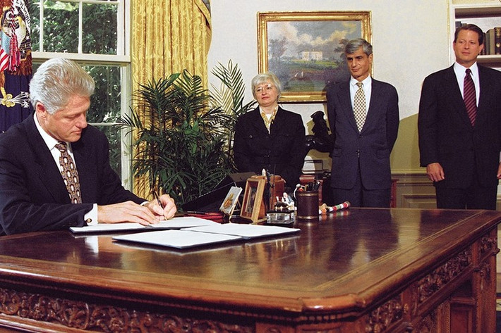 Tháng 8/1994, bà được Tổng thống Mỹ khi đó là ông Bill Clinton bổ nhiệm làm thành viên của Hội đồng Thống đốc Cục Dự trữ Liên bang và đảm nhiệm vị trí cho đến tháng 2/1997. Sau đó, Yellen trở thành Chủ tịch Hội đồng Cố vấn Kinh tế của ông Bill Clinton từ ngày 18/2/1997 đến ngày 3/8/1999. Ảnh: WSJ.