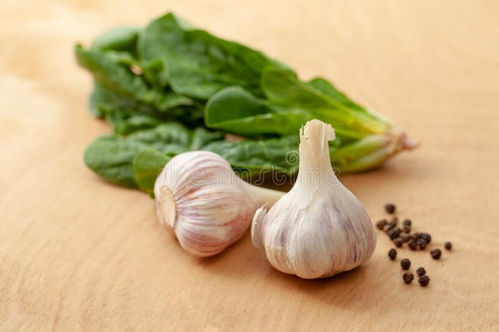 4. Ăn tỏi khi đói bụng: Ăn tỏi lúc đang đói hoặc chỉ ăn tỏi mà không ăn kèm các loại thực phẩm khác thì rất dễ dẫn đến loét dạ dày. Ảnh: DT.