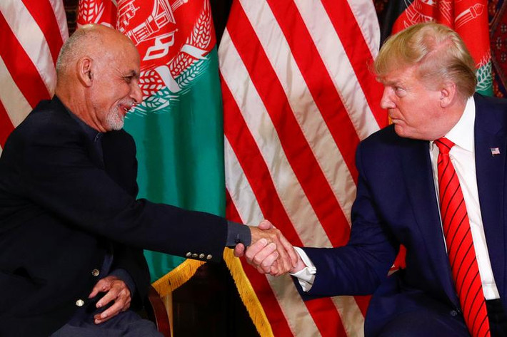 Tổng thống Donald Trump bắt tay người đồng cấp Afghanistan ngày 28/11.