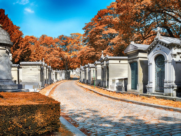 Pere Lachaise ở Paris, Pháp, cũng nằm trong số những nghĩa trang nổi tiếng nhất thế giới. Những người nổi tiếng như Jim Morrison, Oscar Wilde, Sarah Bernhardt và Amedeo Modigliani,... đều được an táng tại đây.