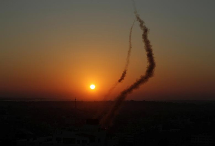 Quan chức y tế Dải Gaza sau đó xác nhận, cuộc tấn công của Israel nhằm vào Gaza đã khiến 10 người Palestine thiệt mạng, trong đó có al-Atta và vợ của người này.