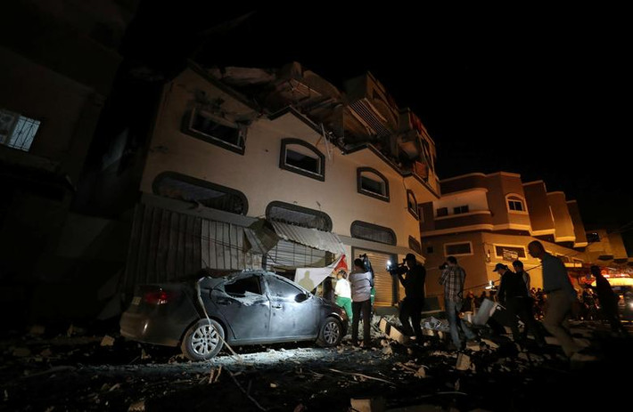 "Chỉ huy cao cấp của lực lượng thánh chiến Hồi giáo Baha Abu al-Atta đã trở thành mục tiêu hôm 11/11 tại Gaza. Ông ta chịu trách nhiệm về nhiều vụ khủng bố và bắn tên lửa vào Israel trong những tháng gần đây và có ý định thực hiện các cuộc tấn công sắp tới". Ảnh: Người dân tập trung xung quanh ngôi nhà bị tấn công của chỉ huy Atta hôm 12/11.