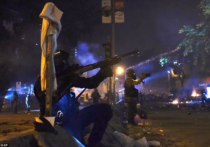 Cảnh sát chống bạo động Hong Kong chuẩn bị tiến vào khuôn viên trường đại học sáng sớm 18/11.