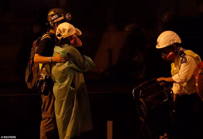 Một người bị thương được hỗ trợ tại Đại học Bách khoa Hong Kong.