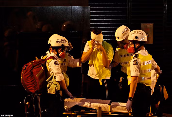 Nhân viên y tế hỗ trợ một người bị thương trong cuộc đụng độ tại Đại học Bách khoa Hong Kong ngày 18/11.