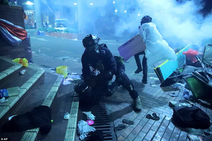 Trước đó, Louis Lau, một phát ngôn viên cảnh sát Hong Kong cảnh báo: "Nếu họ (người biểu tình) tiếp tục những hành động nguy hiểm như vậy, chúng tôi không có lựa chọn nào khác ngoài việc sử dụng vũ lực tối thiểu, như bắn đạn thật".