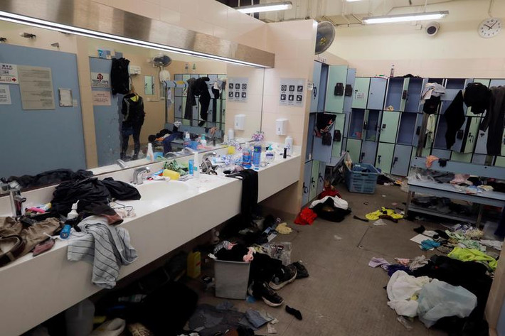 Trong tuần qua, khoảng 1.100 người (biểu tình) đã bị bắt giữ. Nhiều người quyết cố thủ trong trường từ hôm 17/11 vì sợ bị cảnh sát bắt.