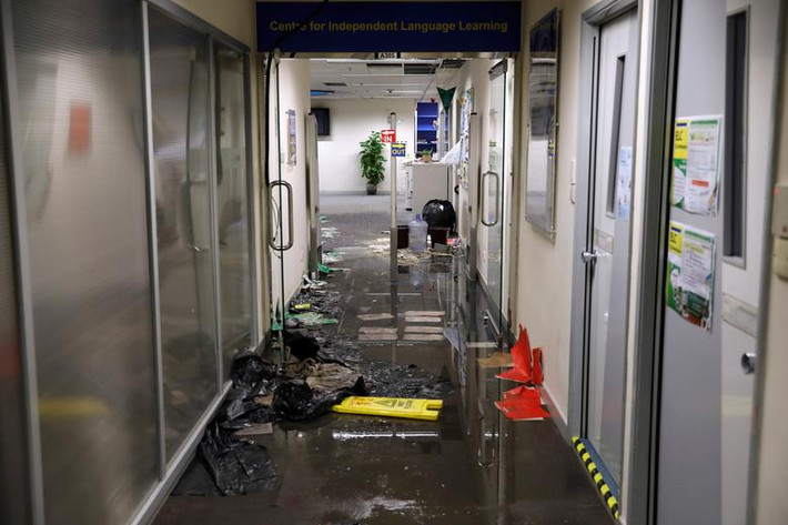 Một số tòa nhà bị hư hại, bom xăng, hóa chất nguy hiểm và rác thải vương vãi khắp mọi nơi trong khuôn viên trường.