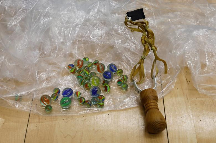 Số vũ khí mà người biểu tình bỏ lại được "tập kết" trong trường hôm 28/11.