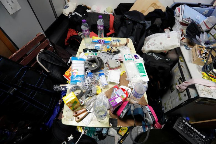 Đồ đạc lộn xộn trong một căn phòng của trường sau khi người biểu tình rời đi.