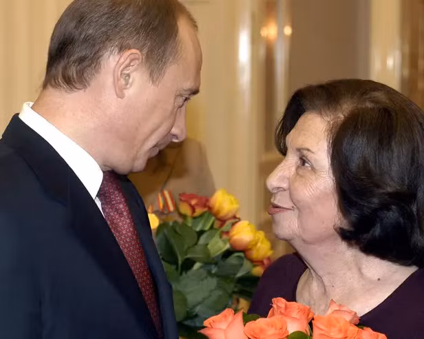 Tháng 6/2017, Tổng thống Nga Vladimir Putin (trái) đã đến thăm trụ sở của SVR và ca ngợi các đặc vụ bí mật, bao gồm vợ chồng bà Vartanian. "Họ là những người khiêm tốn, họ không thích được gọi là anh hùng", ông Putin nói. Ảnh: The Guardian.