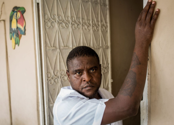 Jimmy Cherizier, 44 tuổi, là thủ lĩnh của nhóm G9 gồm 9 băng đảng tại Haiti. Theo Al Jazeera, Jimmy Cherizier là một cựu cảnh sát Haiti và cũng là nghi phạm trong vụ thảm sát trước đây. Ảnh: WP. 