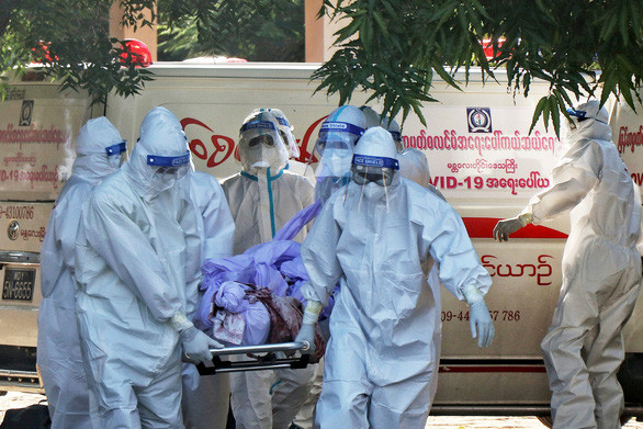 Reuters đưa tin ngày 15/7, dịch vụ mai táng của Myanmar đang rơi vào tình trạng quá tải vì phải tiếp nhận thi thể nhiều hơn bình thường. Ảnh: Reuters.