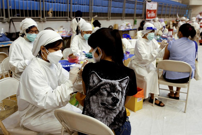 Cục trưởng Cục Kiểm soát Dịch bệnh Thái Lan (DDC) Nakorn Premsri cho biết, Thái Lan đã cố gắng đàm phán để có 10 triệu liều vắc xin của AstraZeneca mỗi tháng, số lượng cần thiết để thực hiện kế hoạch đạt được miễn dịch cộng đồng thông qua chương trình tiêm chủng đại trà. Ảnh: Reuters.