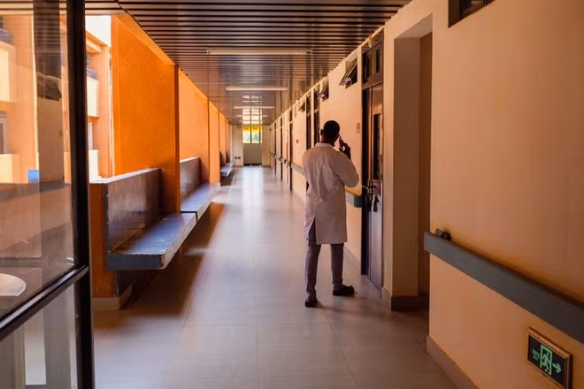 Theo nhận định của các chuyên gia, khí hậu khô nóng, dân cư thưa thớt và dân số trẻ là những lý do khiến Niger không bị đại dịch tàn phá. Ảnh: Cơ sở y tế điều trị bệnh nhân COVID-19 vắng vẻ tại Niger. Ảnh: WSJ.