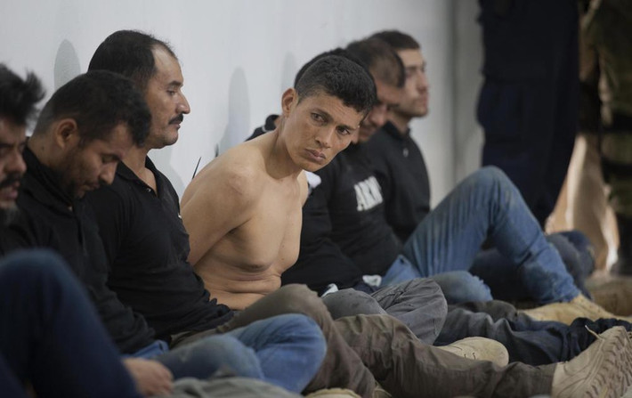 Thông tin từ quan chức tư pháp Haiti hôm 9/7 cho biết thêm, các thành viên chủ chốt trong nhóm ám sát Tổng thống Moise dường như đã chuẩn bị cho cuộc tấn công khi dành ba tháng ở nước này. Nhóm này đã tập hợp một kho vũ khí cùng nhiều tiền mặt, điện thoại di động và một số thiết bị khác. Ảnh: Các nghi phạm trong vụ ám sát Tổng thống Moise.