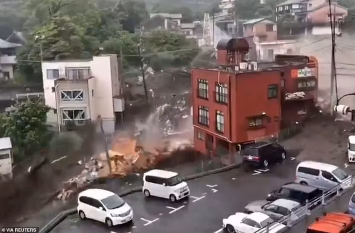 Bùn đất đã cuốn trôi và chôn vùi hàng loạt nhà cửa ở Atami, tỉnh Shizouka, Nhật Bản.