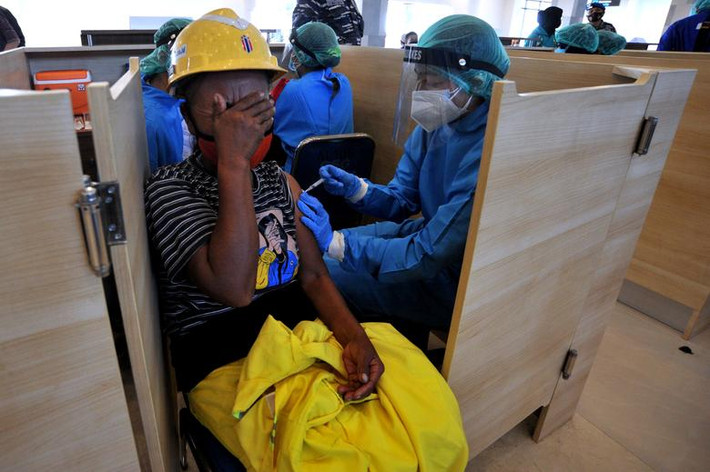 Một người dân được tiêm vắc xin ngừa COVID-19 ở Denpasar, Bali, ngày 6/7.