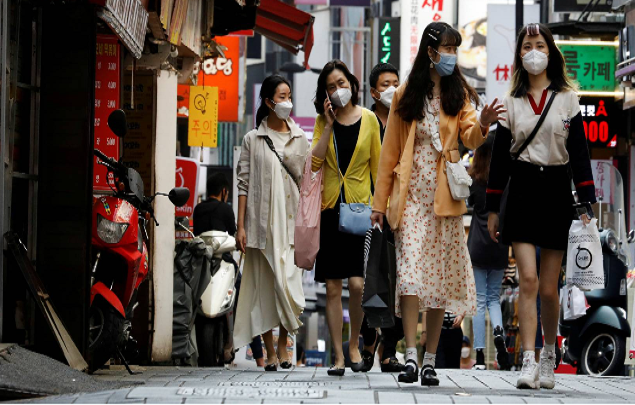 Các chuyên gia y tế Hàn Quốc cảnh báo rằng, việc nới lỏng các quy định giãn cách xã hội có thể làm bùng phát số ca mắc mới do những người trong độ tuổi từ 20 đến 50 vẫn chưa được tiêm vắc xin phòng COVID-19. Ảnh: Reuters.