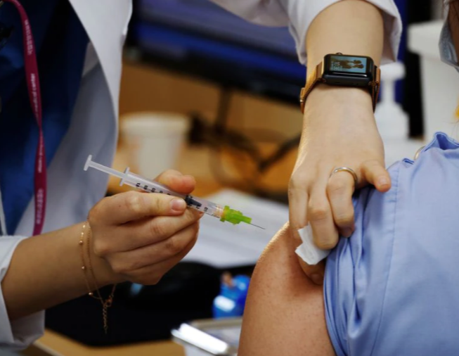 Tính đến hết tháng 6/2021, Hàn Quốc đã hoàn tất việc tiêm vắc xin ngừa COVID-19 mũi một cho 15,32 triệu người (tương đương 29,8% dân số) và khoảng 9,5% (4,90 triệu người) đã tiêm đủ liều. Ảnh: Reuters.