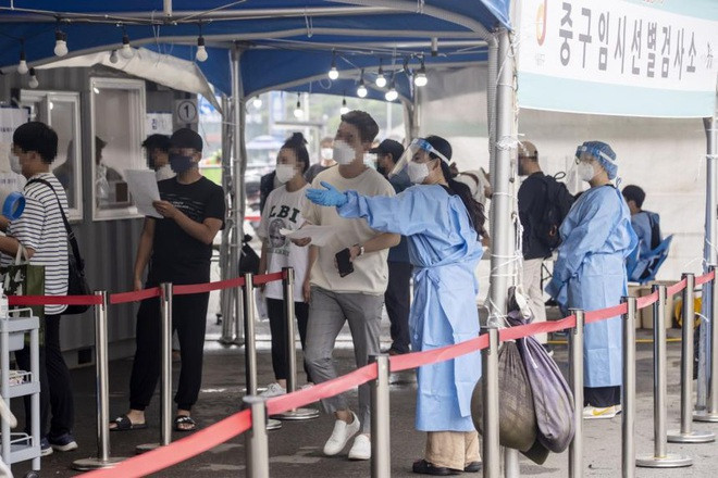 Tuy nhiên, vài ngày trước khi các hạn chế về di chuyển được nới lỏng, số ca mắc COVID-19 bất ngờ tăng đột biến, khiến giới chức Hàn Quốc phải gia hạn các biện pháp hạn chế thêm một tuần nữa, đến ngày 7/7. Ảnh: EPA.