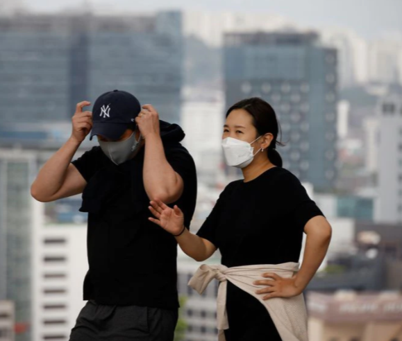 Trước tình hình số ca nhiễm COVID-19 tăng trở lại, sự quan ngại về biến thể Delta và người dân có tâm lý lơ là phòng dịch, KDCA đã quyết định áp dụng các biện pháp phòng dịch tăng cường đối với các cơ sở dễ phát sinh lây nhiễm như nhà hàng, quán cà phê và phòng tập thể dục trong nhà ở khu vực thủ đô trong 2 tuần, cho đến ngày 14/7 tới. Ảnh: Reuters.