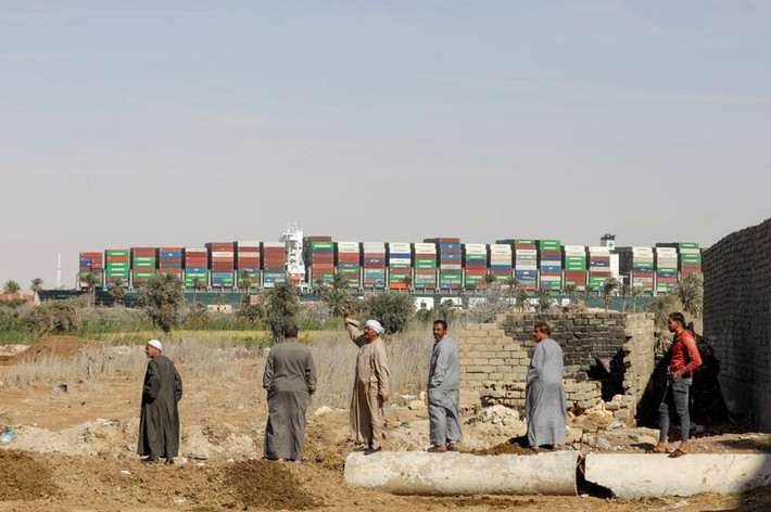 Tàu Ever Given dài 400m, trọng tải 220.000 tấn, và chở theo hàng trăm container hàng hóa.