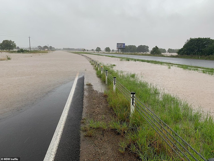 "Một số khu vực bị tàn phá bởi cháy rừng hiện đang bị tàn phá bởi lũ lụt. Chúng ta liên tục phải hứng chịu thảm họa thiên nhiên giữa đại dịch", bà Berejiklian nói.