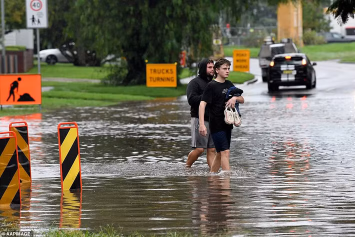 Đã có 1.500 cuộc gọi khẩn cấp nhờ hỗ trợ trong đêm và 211 trường học khắp bang New South Wales phải đóng cửa hôm 22/3.