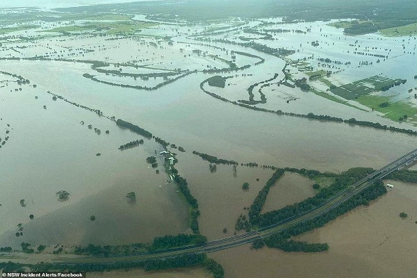 Theo Daily Mail, 40 cảnh báo lũ lụt và 19 lệnh sơ tán đã được đưa ra ở khu vực kéo dài từ phía đông bắc của bang New South Wales xuống Illawarra trong trận lụt lớn nhất 50 năm ở Australia. Cảnh báo và chỉ thị khác dự kiến sẽ được ban bố hôm 22/3. (Nguồn ảnh: Daily Mail)