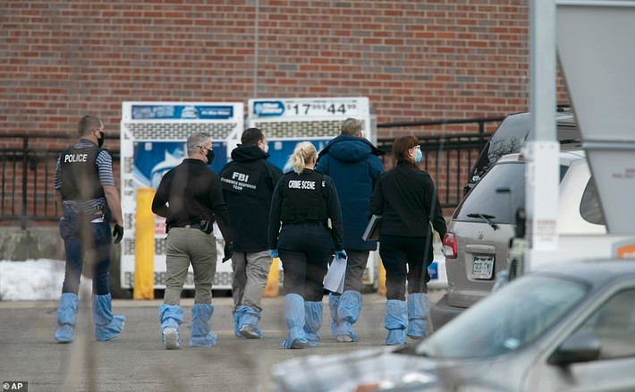 Các nhà điều tra đi kiểm tra hiện trường hôm 22/3.