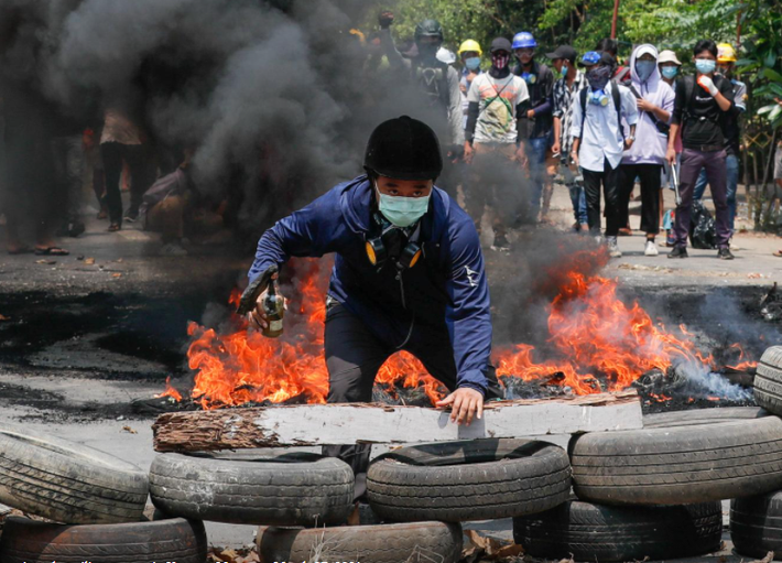 Trong diễn biến mới nhất, trang Myanmar Now đưa tin, ít nhất 91 người thiệt mạng trong cuộc đụng độ với lực lượng an ninh Myanmar vào ngày 27/3 vừa qua. Ảnh: Reuters. 