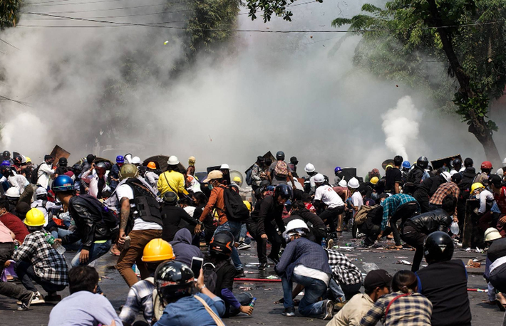 Bất chấp cảnh báo, đám đông người biểu tình vẫn xuống đường ở Yangon, Mandalay và nhiều thị trấn khác. Ảnh: Reuters. 