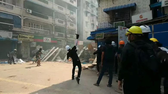 Lực lượng an ninh Myanmar ngày 19/3 đã nổ súng trong một cuộc ẩu đả tại thị trấn Aungban khi họ cố gắng phá bỏ rào chắn của người biểu tình, truyền thông đưa tin. Ảnh: Reuters.