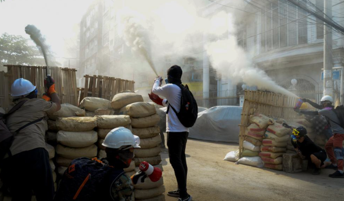 Trước đó, vào tối 7/3, Khin Maung Latt, từng là một quản lý chiến dịch tranh cử cho nghị sĩ của NLD, cũng đã tử vong trong lúc bị giam giữ ở Yangon. Ảnh: Cuộc biểu tình ở Yangon, Myanmar, ngày 9/3. Ảnh: Reuters.