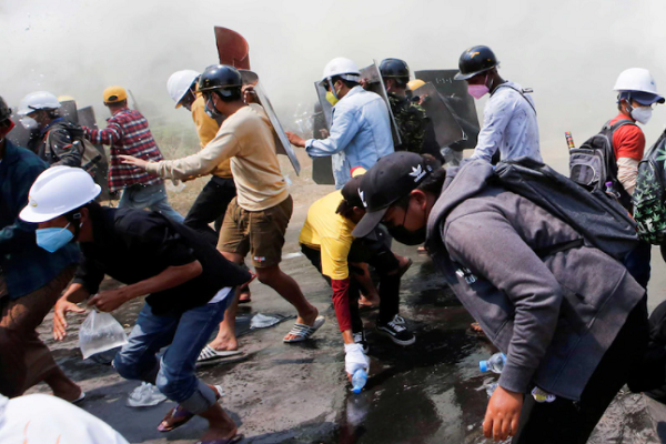 Theo số liệu từ Liên Hợp Quốc, hơn 60 người thiệt mạng và gần 2.000 người đã bị bắt giữ kể từ khi phong trào biểu tình phản đối chính quyền quân sự ở Myanmar nổ ra. Ảnh: Reuters.