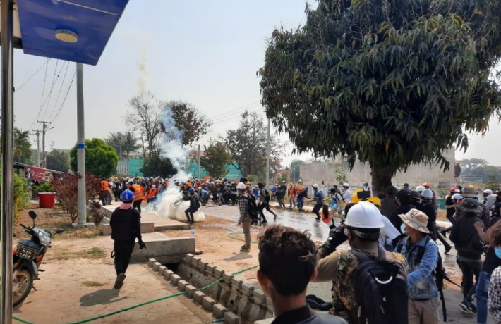 Động thái của quân đội Myanmar đã "châm ngòi" cuộc biểu tình rầm rộ khắp quốc gia Đông Nam Á này. Ảnh: Cuộc biểu tình ở Loikaw, Myanmar, ngày 9/3. Ảnh: Reuters.