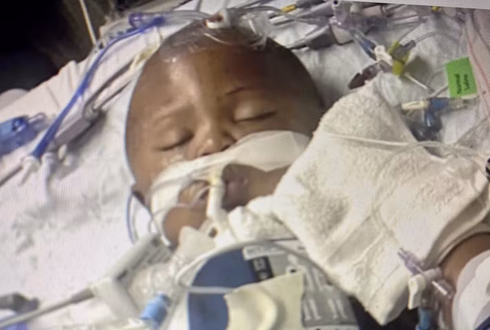 Luật sư Ben Crump cáo buộc cảnh sát Garza đã đặt bé Legend, con trai cô Daisha, vào tình trạng nguy hiểm, NBC News đưa tin. Ảnh: Twitter.