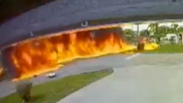 Được biết, chiếc máy bay một động cơ bị rơi ngay sau khi cất cánh từ sân bay North Perry ở Pembroke Pines. Ảnh: Daily Mail.