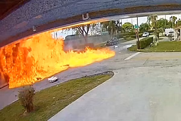 Chiếc phi cơ làm đứt một đường dây điện, rồi rơi trúng ô tô đang di chuyển trên đường tại một khu dân cư trước khi phát nổ và biến thành "quả cầu lửa". Ảnh: NBC News.