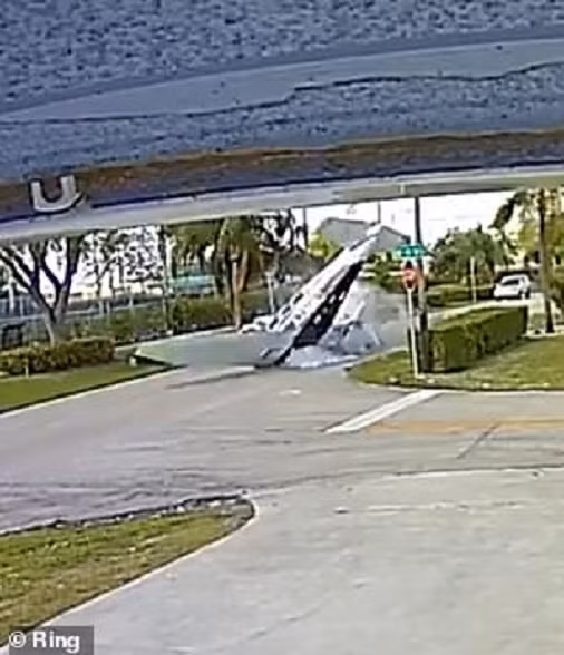 "Chúng tôi nghe thấy tiếng nổ giống như bom và vội chạy ra ngoài xem. Mọi thứ đang bốc cháy. Thật tồi tệ. Chiếc máy bay lao trúng ô tô. Tôi rất sốc", WSVN dẫn lời kể của cư dân Annabel Fernadez. Ảnh: Ring.