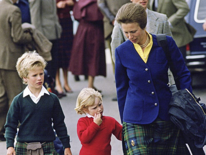 Theo Insider, Công chúa Anne có hai người con, Zara và Peter. Khi Zara và Peter chào đời, Nữ hoàng Elizabeth II đã đề nghị phong tước vị cho họ, song Công chúa Anne từ chối. Ảnh: Công chúa Anne bên hai người con của bà. Ảnh: Getty.